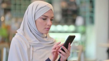 Akıllı telefon kullanan Çekici Genç Arap Kadın Portresi 