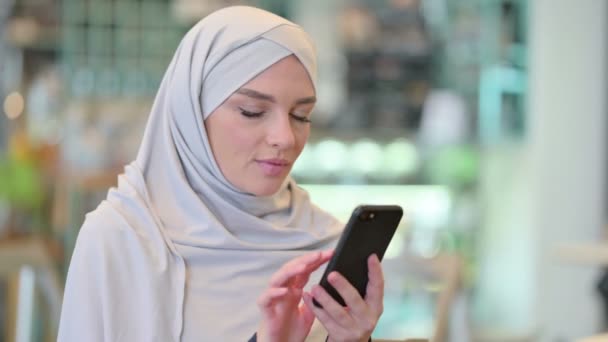 Spannende Arabische vrouw viert succes op smartphone — Stockvideo