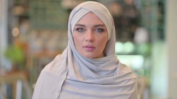 Portrait de jeune femme arabe déçue faisant pouce vers le bas — Video