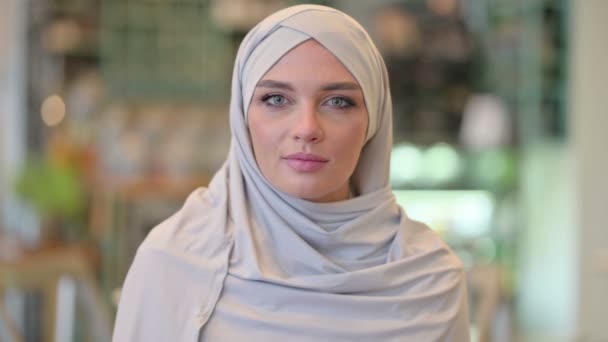 Portrait de la jeune femme arabe positive faisant pouce vers le haut — Video