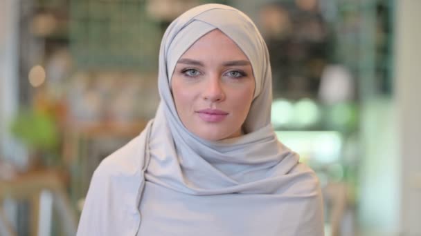 Portret van uitgeputte jonge Arabische vrouw geeuwt — Stockvideo