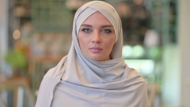 Портрет улыбающейся молодой арабской женщины, смотрящей в камеру — стоковое видео