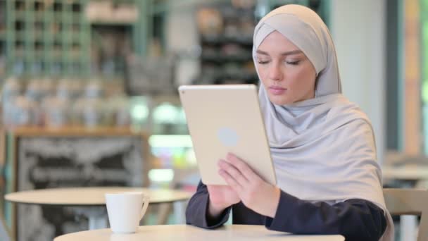 Młoda Successful Arab Kobieta z Tablet Celebrating — Wideo stockowe