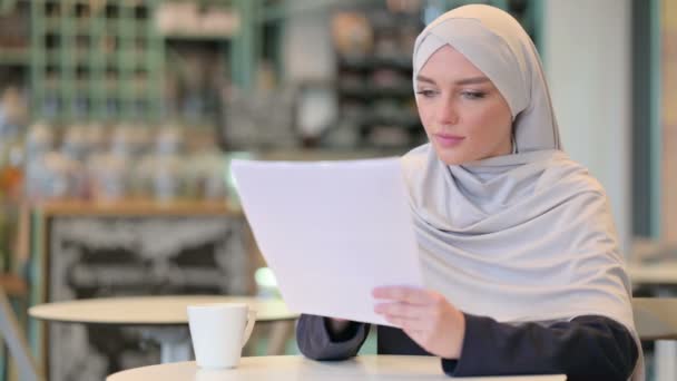 Αραβίδα γυναίκα γιορτάζει την επιτυχία στα έγγραφα — Αρχείο Βίντεο
