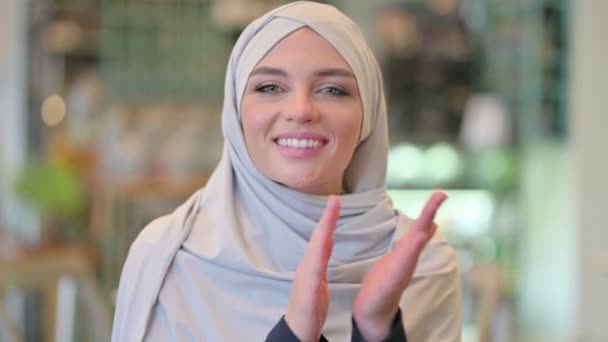 Portrait d'une jeune femme arabe positive applaudissant, applaudissant — Video