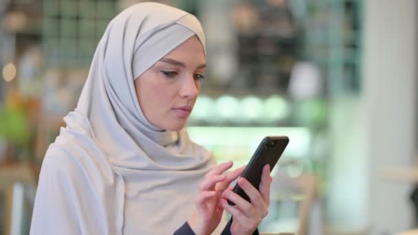 Portret van aantrekkelijke jonge Arabische vrouw met behulp van smartphone — Stockvideo