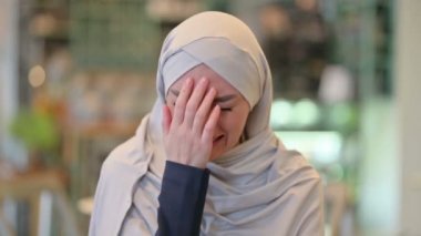 Üzüntülü Genç Arap Kadının Portresi Kamera karşısında Ağlıyor 