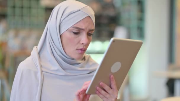 Portrét rozrušené mladé arabské ženy s ztrátou na tabletu — Stock video
