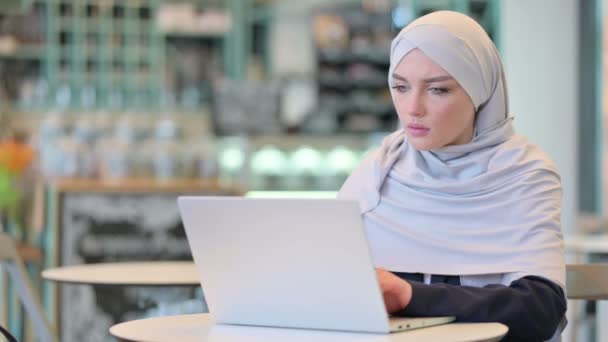 Zieke jonge Arabische vrouw met laptop hoesten — Stockvideo