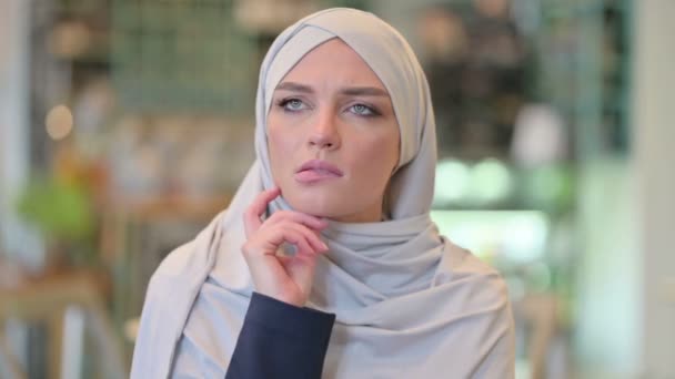 Portrait de jeune femme arabe pensant à quelque chose — Video