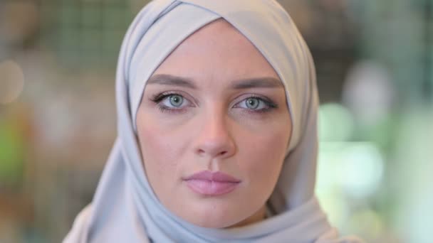 Gezicht van de jonge Arabische vrouw in Hijab kijkend naar de camera — Stockvideo