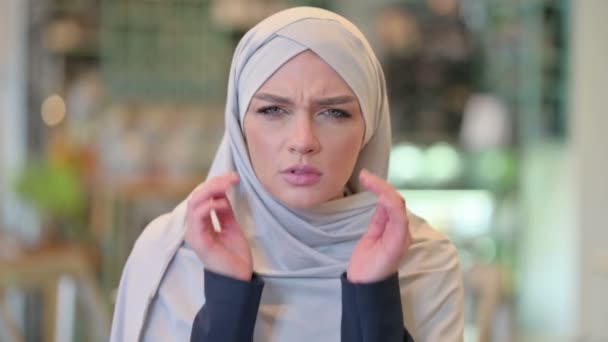 Портрет измученной молодой арабки, страдающей головной болью — стоковое видео