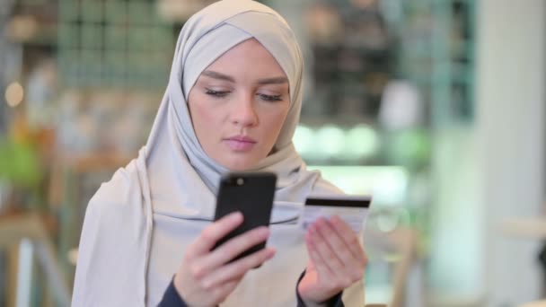 Framgångsrik Online Shopping av arabiska kvinna — Stockvideo
