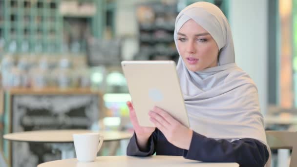 Jonge Arabische vrouw die Tablet gebruikt in Cafe — Stockvideo