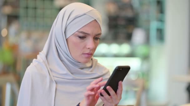 Portret van jonge Arabische vrouw met verlies op Smartphone — Stockvideo
