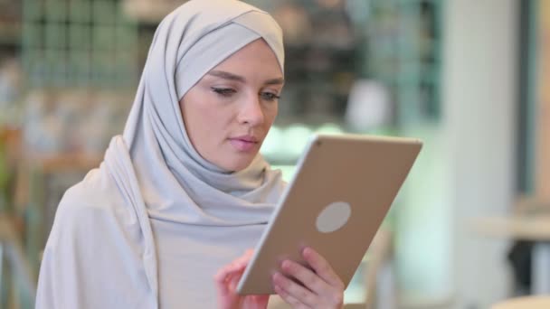 Portret van gefocuste jonge Arabische vrouw met behulp van digitale tablet — Stockvideo