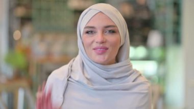 Video Sohbeti yapan Güzel Genç Arap Kadının Portresi