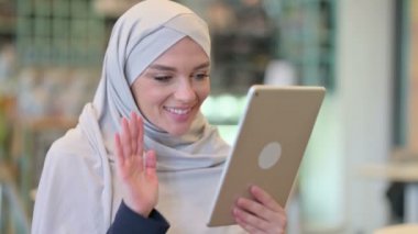 Tablet 'te Video Çağrısı yapan Genç Arap Kadın Portresi 