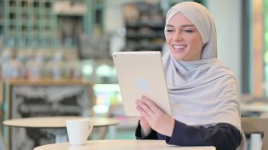 Profesyonel Genç Arap Kadın Tabletten Video Çağrısı Yapıyor 