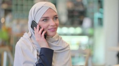 Akıllı Telefonla Konuşan Neşeli Genç Arap Kadının Portresi