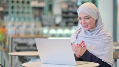 Laptop 'ta video görüşmesi yapan mütevazı bir Arap kadını. 