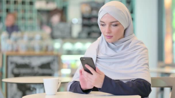 Ernstige jonge Arabische vrouw met behulp van Smartphone — Stockvideo