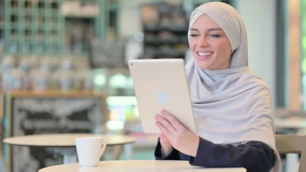 Profissional jovem árabe mulher fazendo vídeo chamada em Tablet — Vídeo de Stock