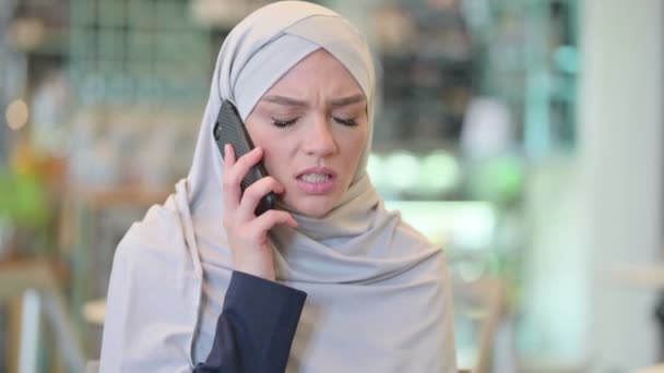 Портрет рассерженной арабской женщины, говорящей по телефону — стоковое видео