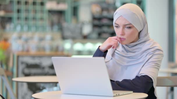 Арабська жінка мислить і працює на ноутбуці — стокове відео