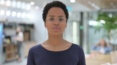 Uçan Öpücük Veren Sıradan Afrikalı Kadın Portresi