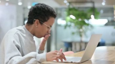 Laptop öksüren sıradan Afrikalı Kadın 