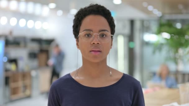 Ritratto di donna africana casuale con dito medio — Video Stock