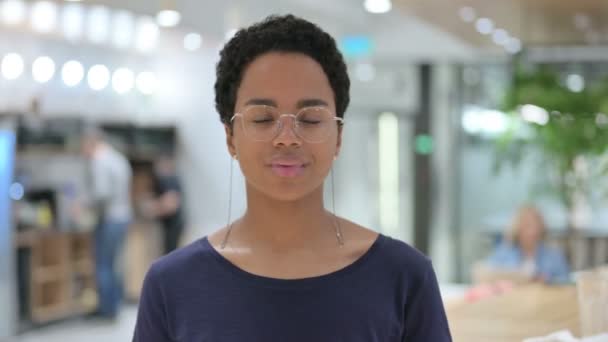 Retrato de mulher africana casual Claquear, torcer — Vídeo de Stock