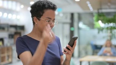 Smartphone 'da Gündelik Afrikalı Kadın Başarısını Kutlarken Portresi 