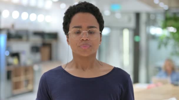 Портрет казуальной африканской женщины, чувствующей себя разочарованной, печальной — стоковое видео