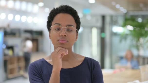 Retrato de una mujer africana ocasional que se duerme, siesta — Vídeo de stock