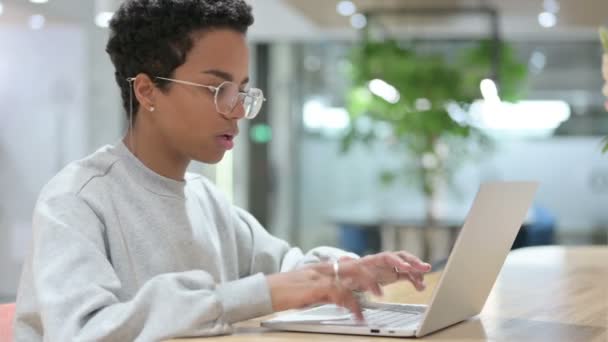 Свободная африканская женщина с ноутбуком качает головой в одобрении, да — стоковое видео