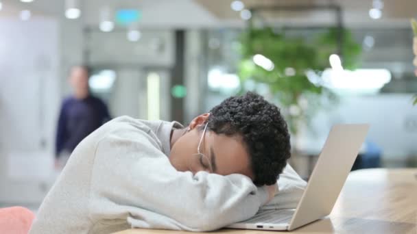 ノートパソコンを持つカジュアルアフリカの女性は、昼寝、睡眠 — ストック動画