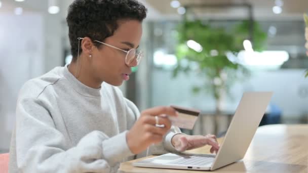 Niepowodzenie płatności online na laptopie Casual African Woman — Wideo stockowe