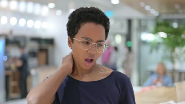 Retrato de mulher africana casual com dor no pescoço — Vídeo de Stock