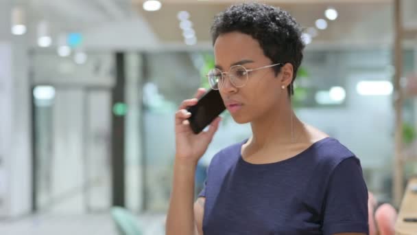 Retrato de mujer africana casual enojada hablando en el teléfono inteligente — Vídeos de Stock