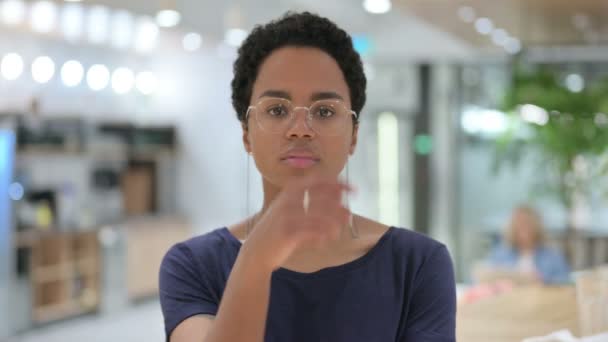 Portret van Casual Afrikaanse vrouw denken over iets — Stockvideo
