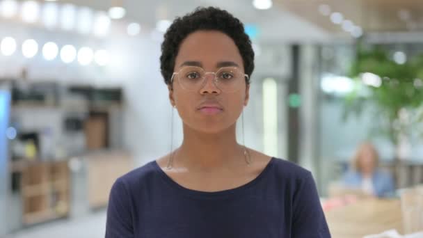 Retrato da mulher africana Casual Pensiva Pensando em Algo — Vídeo de Stock