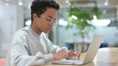 Dizüstü bilgisayarı olan sıradan bir Afrikalı kadın baş ağrısı çekiyor. 