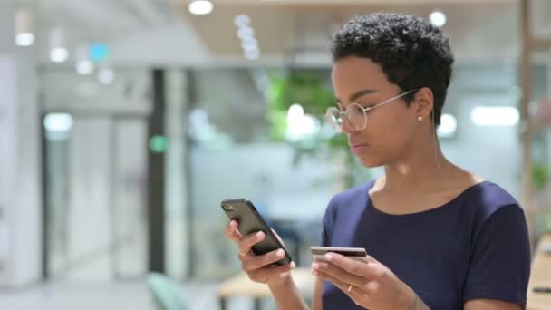 Retrato del éxito del pago en línea en Smartphone de African Woman — Vídeos de Stock