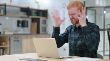 Laptop 'lı Kızıl Sakallı Adam Bağırıyor, Bağırıyor 