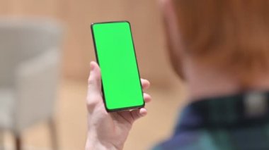 Yeşil Renkli Ekran ile Akıllı Telefon Kullanılıyor 