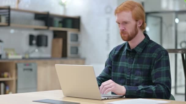 Giovane barba rossa uomo con computer portatile che mostra pollici giù — Video Stock