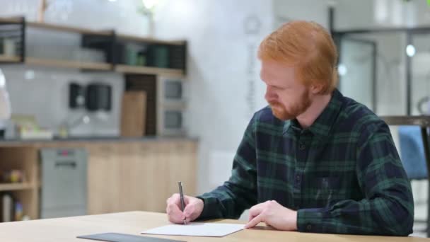 大胡子红头发男子试图写在纸上 — 图库视频影像