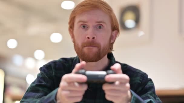 Борода рудий чоловік грає відеоігри — стокове відео